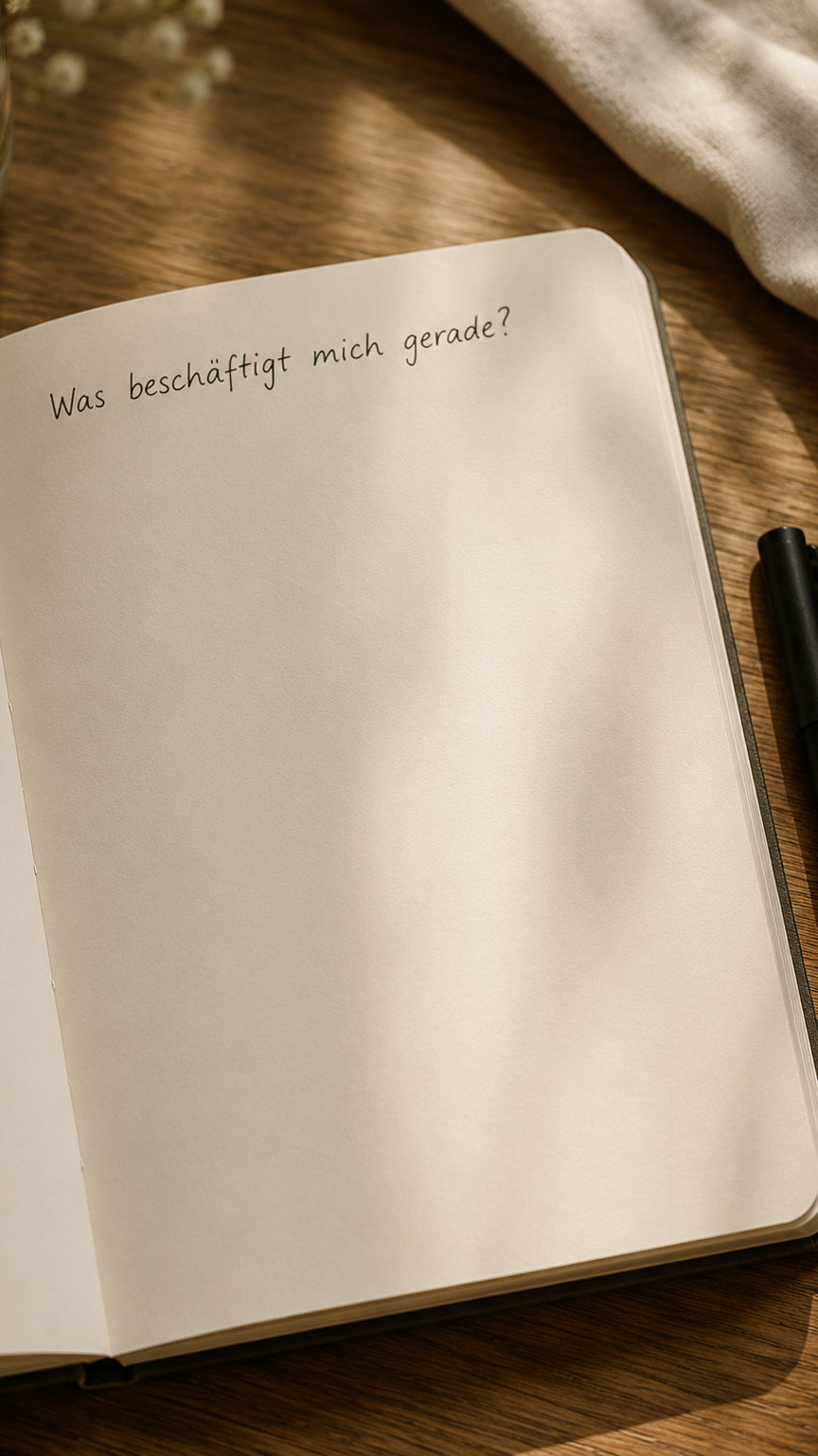 Journaling für Anfänger Leeres Blatt Papier mit der Frage „Was beschäftigt mich gerade?“